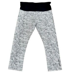 Uniquely Lorna Jane Black White Leaf Patterned Geometric Capri Leggings Medium